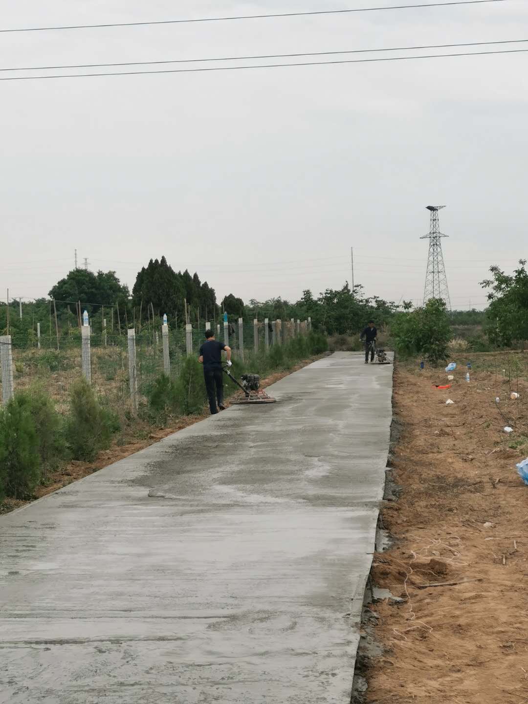 東華街道辦事處華朱村東堡組農田道路硬化項目